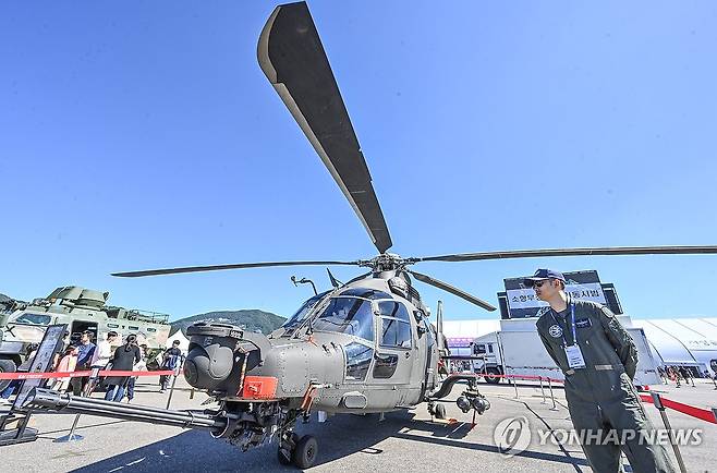 지상군페스티벌에 전시된 미르온 (서울=연합뉴스) 4일 충남 계룡시 계룡대 활주로에서 열린 지상군페스티벌 행사장에 첨단 신규장비 전력화 행사를 실시한 미르온(소형무장헬기 LAH)이 전시되어 있다. 2024.10.4 [육군 제공. 재판매 및 DB 금지] photo@yna.co.kr