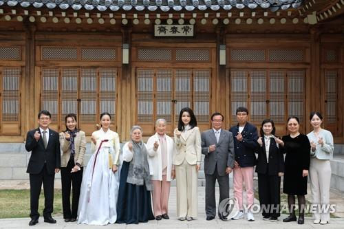 국가무형문화재 전승자 초청한 김건희 여사 (서울=연합뉴스) 임헌정 기자 = 김건희 여사가 4일 청와대 상춘재에서 열린 국가무형문화재 전통공연·예술 분야 전승자 오찬에서 참석자들과 기념촬영을 하고 있다. 2023.4.4 [대통령실 제공. 재판매 및 DB 금지] kane@yna.co.kr (끝)