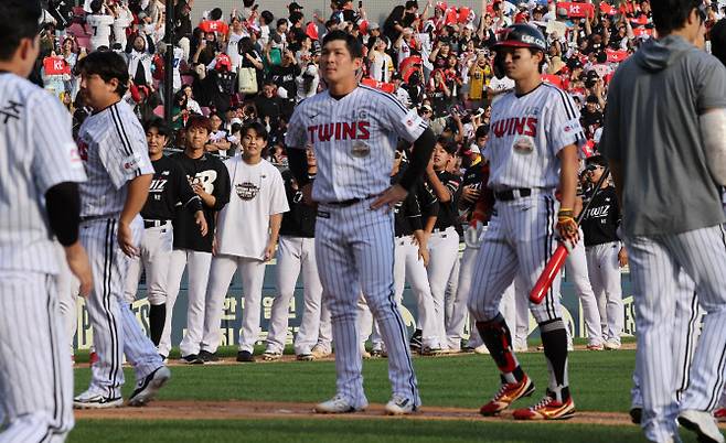 5일 잠실구장에서 열린 프로야구 KT위즈 대 LG트윈스의 KBO 준플레이오프 1차전. 경기 종료 후 패배한 LG 선수들이 아쉬워하고 있다. 사진=연합뉴스