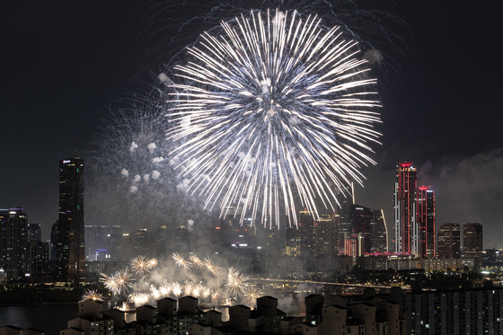 서울 여의도 한강공원에서 열린 '2023 서울세계불꽃축제'에서 하늘이 불꽃으로 물들고 있다. 〈사진=연합뉴스〉