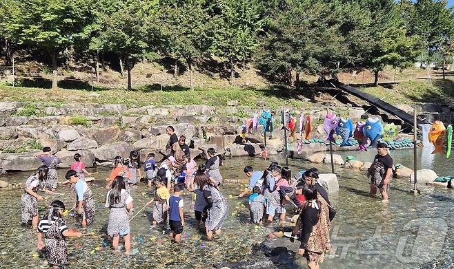 5일 전북 완주군 고산자연휴양림 일원에서 열린 완주와일드&로컬푸드 축제를 찾은 어린이들이 체험활동을 하고 있다. 2024.10.5/뉴스1 ⓒ News1 강교현 기자