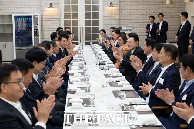 윤석열 대통령이 2일 서울 용산 대통령실 청사에서 열린 국민의힘 원내지도부 등과 만찬에서 손뼉을 치는 모습. 당시 한동훈 대표는 참석 대상에서 제외됐다. /대통령실 제공