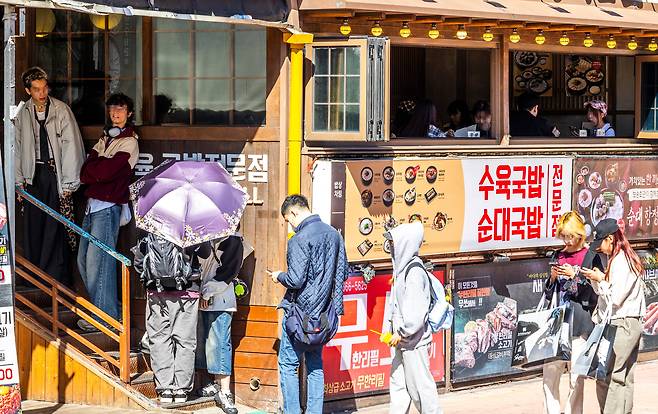 지난 2일 점심시간 서울 홍대 앞 국밥집. 대기 손님들 중 한국인보다 외국인 관광객이 더 많아 보인다. /이신영 영상미디어 기자