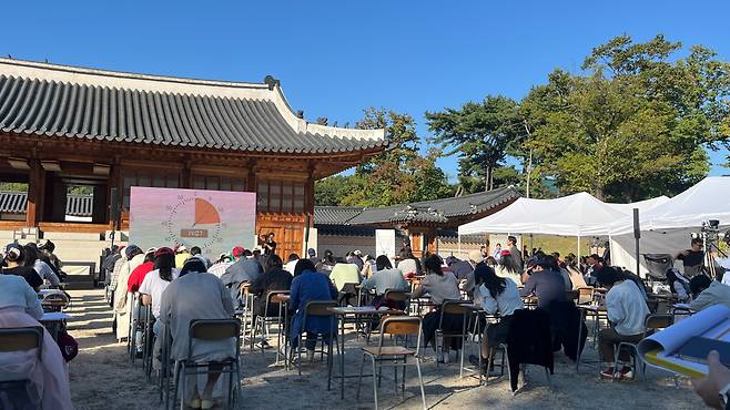 4일 오후 3시, '전 국민 받아쓰기 대회' 본선 진출자들이 경복궁 흥복전에 준비된 책걸상에 앉아 받아쓰기 시험을 보고 있다. /김보경 기자