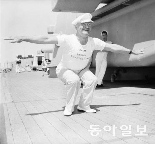 1947년 항공모함 USS 미주리호에서 아침 운동을 하는 해리 트루먼 대통령. 해리 트루먼 대통령 도서관 홈페이지