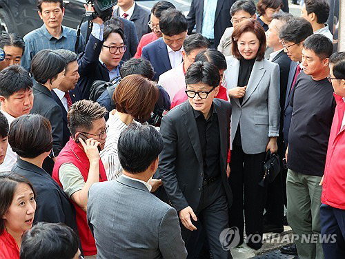 한동훈 국민의힘 대표가 지난달 27일 부산 금정구 옛 침례병원에 들어서고 있는 모습. 한 대표는 5일에도 10·16 기초단체장 재보궐선거 지역인 부산 금정구를 찾아 윤일현 부산 금정구청장 후보 지지를 호소했다.연합뉴스