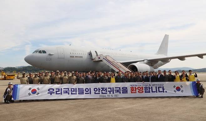 김선호 국방부 차관과 강인선 외교부 2차관 등 정부 측 관계자들이 5일 경기도 성남시 서울공항에서 레바논에 체류 중이던 우리 국민들이 무사히 귀국하는데 힘쓴 외교부 신속대응팀과 군 의무요원 등을 격려하며 기념촬영을 하고 있다. 뉴스1