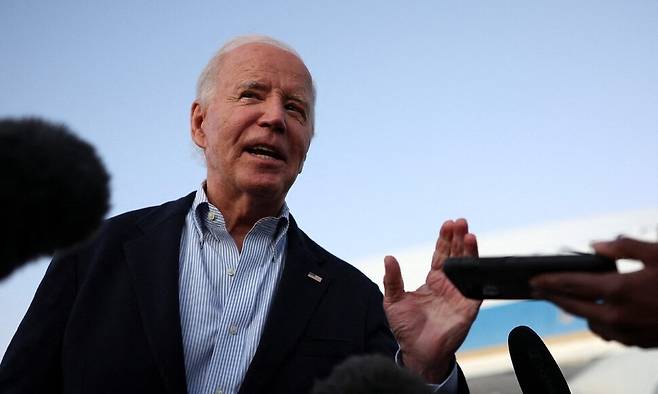 조 바이든 미국 대통령이 3일(현지시각) 메릴랜드주 앤드루스 공군기지에서 취재진의 질문에 답하고 있다. 이날 바이든 대통령은 이스라엘이 이란의 석유 시설을 공격할 수 있다는 관측과 관련해 \\\"우리는 그것에 대해 논의 중이다\\\"라고 말했다. 로이터 연합뉴스