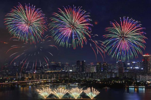 5일 밤 서울 여의도 한강공원 일대에서 열린 2024 서울세계불꽃축제에서 화려한 불꽃이 밤하늘을 수놓고 있다. 뉴스1