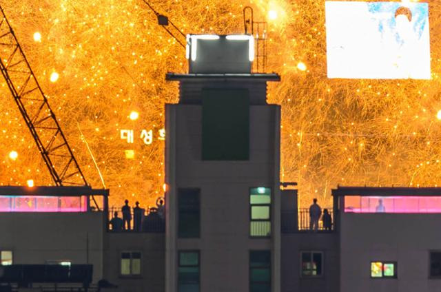 '2024 서울세계불꽃축제'에서 한 아파트에 주민들이 옥상에서 한국팀 공연을 관람하고 있다. 최주연 기자