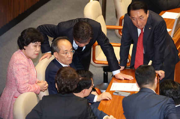 추경호 국민의힘 원내대표와 여당 의원들이 4일 오후 서울 여의도 국회에서 열린 제418회 국회(정기회) 제10차 본회의에서 김건희-순직해병 특검법, 지역화폐법 재의의건이 부결되고 심각한 표정을 짓고 있다.  [사진=뉴시스]