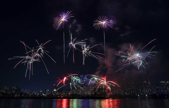 5일 서울 영등포구 여의도한강공원 일대에서 열린 2024 서울세계불꽃축제에서 일본팀의 불꽃들이 밤하늘을 수놓고 있다. 뉴시스