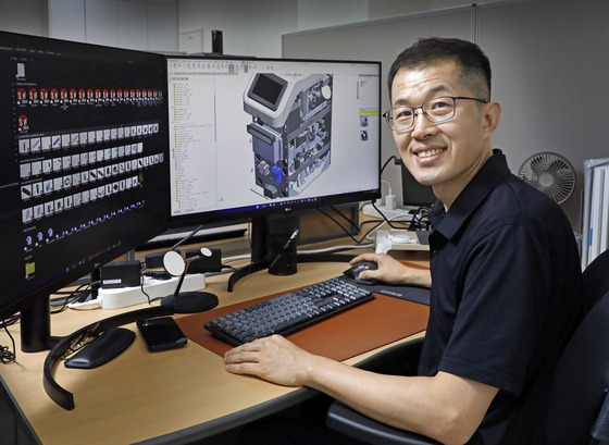 ExoRenal CEO Jake Lee poses for a photo after an interview with the Korea JoongAng Daily in August at the startup's office in Gangseo District, western Seoul. [PARK SANG-MOON]