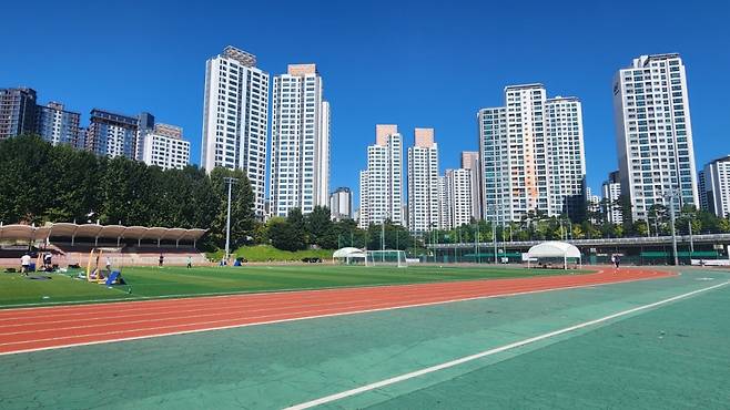 4일 서울 서초구 반포종합운동장. 지난 1일부터 5인 이상 단체 달리기를 금지하는 러닝 트랙 이용규칙이 시행됐다. /사진=김미루 기자