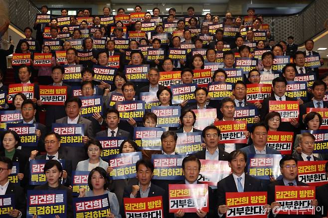 이재명 더불어민주당 대표, 조국 조국혁신당 대표를 비롯한 야당 의원들이 4일 오후 서울 여의도 국회에서 열린 제418회 국회(정기회) 제10차 본회의를 마치고 김건희-순직해병 특검법, 지역화폐법 재의 부결 규탄대회를 하고 있다. 2024.10.04. /사진=뉴시스 /사진=권창회