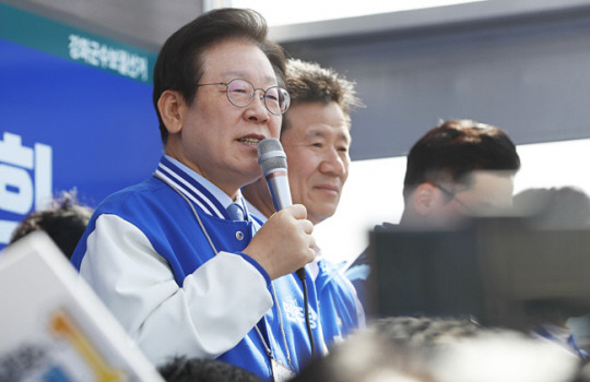 이재명 더불어민주당 대표가 5일 인천 강화군 경인북부수협 강화지점 앞 교차로에서 ‘2024 하반기 재·보궐선거’ 강화군수에 출마한 한연희 후보에 대한 지지를 호소하고 있다. 뉴시스