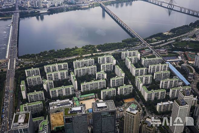 [서울=뉴시스] 정병혁 기자 = 서울 송파구 롯데월드타워 전망대 서울스카이에서 바라본 장미아파트의 모습. 장미1차 아파트 인근에 있는 잠실중학교의 경우 한 반의 학생이 31.5명인 과밀학교다. 2024.08.12. jhope@newsis.com