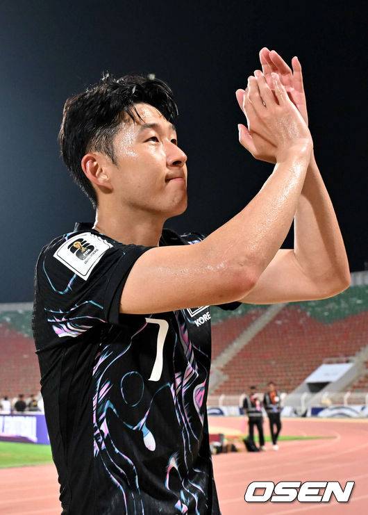 [OSEN=무스카트(오만) 민경훈 기자] 홍명보 감독이 이끄는 대한민국 축구 국가대표팀은&nbsp;10일 오후 11시(이하 한국시간) 오만 무스카트의 술탄 카부스 종합운동장에서 오만과&nbsp;2026 국제축구연맹(FIFA) 북중미 월드컵 아시아 지역 3차 예선 B조 2차전 맞대결에서 3-1 승리를 거뒀다.이로써 홍명보호는 지난 팔레스타인전 충격을 딛고 첫 승을 신고하는 데 성공했다.경기 종료 후 대한민국 손흥민이 팬들을 향해 인사를 하고 있다. 2024.09.10 / rumi@osen.co.kr