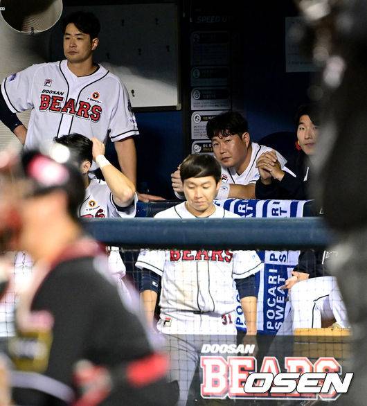 [OSEN=잠실, 최규한 기자] 프로야구 KT 위즈가 와일드카드 결정전 1차전에서 두산 베어스를 꺾었다.&nbsp;프로야구 KT는 2일 서울 잠실구장에서 열린&nbsp;2024 KBO리그 포스트시즌 와일드카드 결정전 1차전에서 두산에 4-0으로 승리했다.&nbsp;KT는 2016년 KIA(LG 상대), 2021년 키움(두산 상대)에 이어 역대 3번째로 와일드카드 결정전 1차전을 승리한 팀이 됐다.&nbsp;9회말 두산 김재환, 양의지, 곽빈, 양석환 등 선수들의 표정이 어둡다. 2024.10.02 / dreamer@osen.co.kr