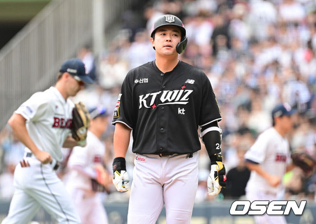 [OSEN=잠실, 최규한 기자] 3일 서울 잠실야구장에서 ‘2024 신한 SOL뱅크 KBO 포스트시즌’ 와일드카드 결정 2차전 두산 베어스와 KT 위즈의 경기가 열렸다.두산은 최승용, KT는 웨스 벤자민을 선발 투수로 내세웠다.5회초 2사 만루 상황 KT 문상철이 대타로 나서 외야플라이를 친 뒤 물러나며 아쉬워하고 있다. 2024.10.03 / dreamer@osen.co.kr