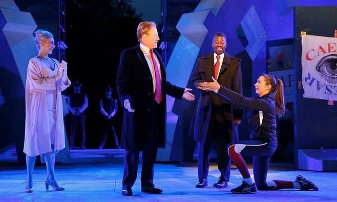 2017년 문제의 <줄리어스 시저> 리허설 장면. 왼쪽에서 두 번째가 트럼프처럼 분장한 시저(카이사르) 역의 배우. 사진 : AP