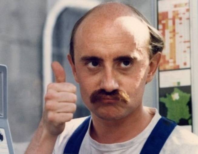 4일(현지시간) 심장마비로 별세한 프랑스 코미디 배우 미셸 블랑의 젊은 시절 모습. 대머리와 콧수염은 보기만 해도 웃음을 터뜨리게 만드는 고인의 트레이드 마크였다. SNS 캡처