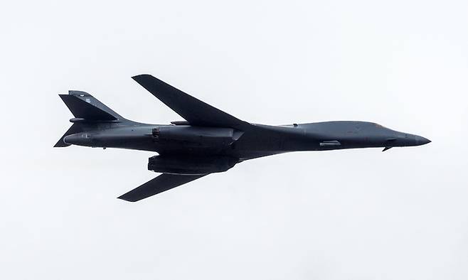 지난 1일 경기 성남시 서울공항에서 열린 건군 제76주년 국군의 날 기념식에서 미국 공군 전략폭격기 B-1B '랜서'가 비행하고 있다. 뉴시스스