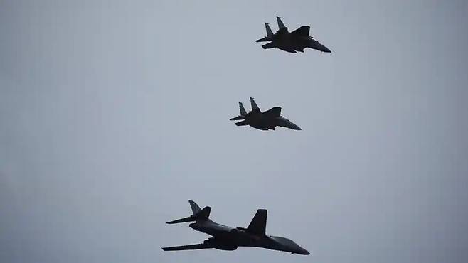 지난 1일 미 공군 B-1B 폭격기가 한국 공군 F-15K 전투기와 함께 경기 성남시 소재 서울공항에서 열린 국군의날 기념행사장 상공을 비행하고 있다. 공군 제공