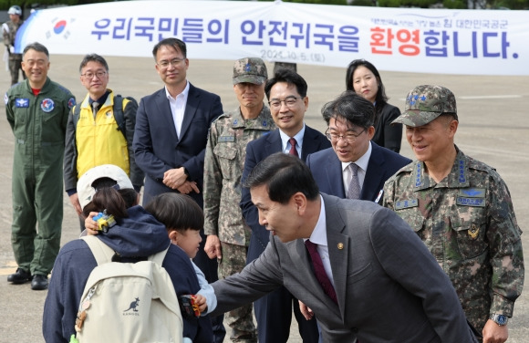 무장단체 헤즈볼라를 상대로 한 이스라엘의 지상작전이 진행 중인 레바논 체류 국민들이 5일 오후 서울공항에서 환영나온 정부 관계자들과 인사하고 있다. 2024.10.5 연합뉴스