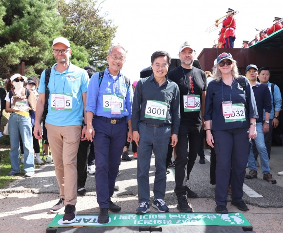 5일 파주 임진각에서 열린 DMZ 평화걷기에서 김동연 경기도지사가 주한 외국 대사 등과 출발선에서 기념 촬영을 하고 있다. (경기도 제공)