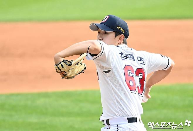 3일 오후 서울 송파구 잠실야구장에서 열린 '2024 신한 SOL Bank KBO 포스트시즌' KT 위즈와 두산 베어스의 와일드카드 결정전 2차전 경기, 7회초 2사 2루 두산 김택연이 역투하고 있다. 엑스포츠뉴스 DB