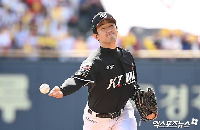 5일 오후 서울 송파구 잠실야구장에서 열린 '2024 신한 SOL Bank KBO 포스트시즌' KT 위즈와 LG 트윈스의 준플레이오프 1차전 경기, 1회말 KT 선발투수 고영표가 역투하고 있다. 잠실, 박지영 기자