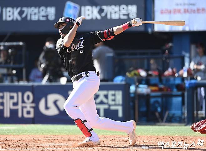 5일 오후 서울 송파구 잠실야구장에서 열린 '2024 신한 SOL Bank KBO 포스트시즌' KT 위즈와 LG 트윈스의 준플레이오프 1차전 경기, 5회초 1사 2루 KT 심우준이 1타점 적시 2루타를 때려내고 있다. 잠실, 박지영 기자