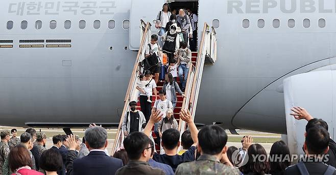 서울공항 도착한 레바논 교민들 (성남=연합뉴스) 한상균 기자 = 무장단체 헤즈볼라를 상대로 한 이스라엘의 지상작전이 진행 중인 레바논 체류 국민들이 5일 오후 서울공항에 도착한 군수송기에서 내리고 있다. 2024.10.5 xyz@yna.co.kr