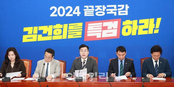 박찬대(가운데) 더불어민주당 원내대표가 6일 서울 여의도 국회에서 열린 2024년 정기국회 국정감사 맞이 기자간담회에서 모두발언을 하고 있다.(사진=노진환 기자)