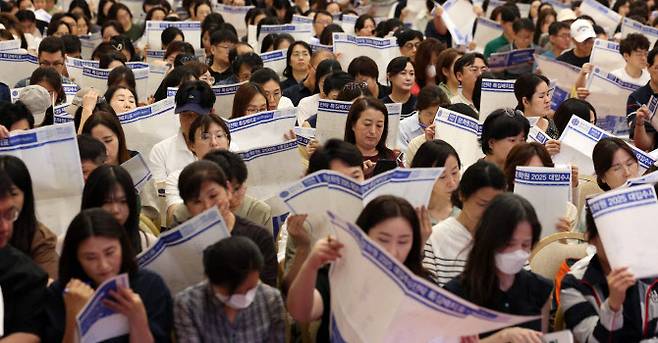 21일 서울 광진구 세종대학교 컨벤션센터에서 열린 종로학원 2025 대입 수시·정시 지원전략 특집 설명회에서 참석 학부모들이 의대 모집정원 확대, 의대 지역인재 60% 선발, 무전공 선발 확대 등 입시 정보 설명을 경청하고 있다. (사진=뉴시스)