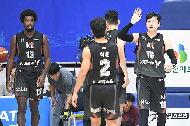 KT가 KCC를 꺾고 컵대회 첫 승을 챙겼다.(KBL 제공)