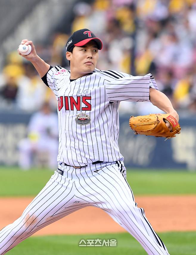 LG 임찬규가 6일 잠실구장에서 열린 2024 KBO 준플레이오프 2차전 KT와 경기에 선발 등판해 힘차게 공을 던지고 있다. 잠실 | 박진업 기자 upandup@sportsseoul.com