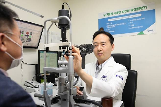 ◇진료 중인 인천성모병원 안과 김용찬 교수(오른쪽). 사진제공=인천성모병원