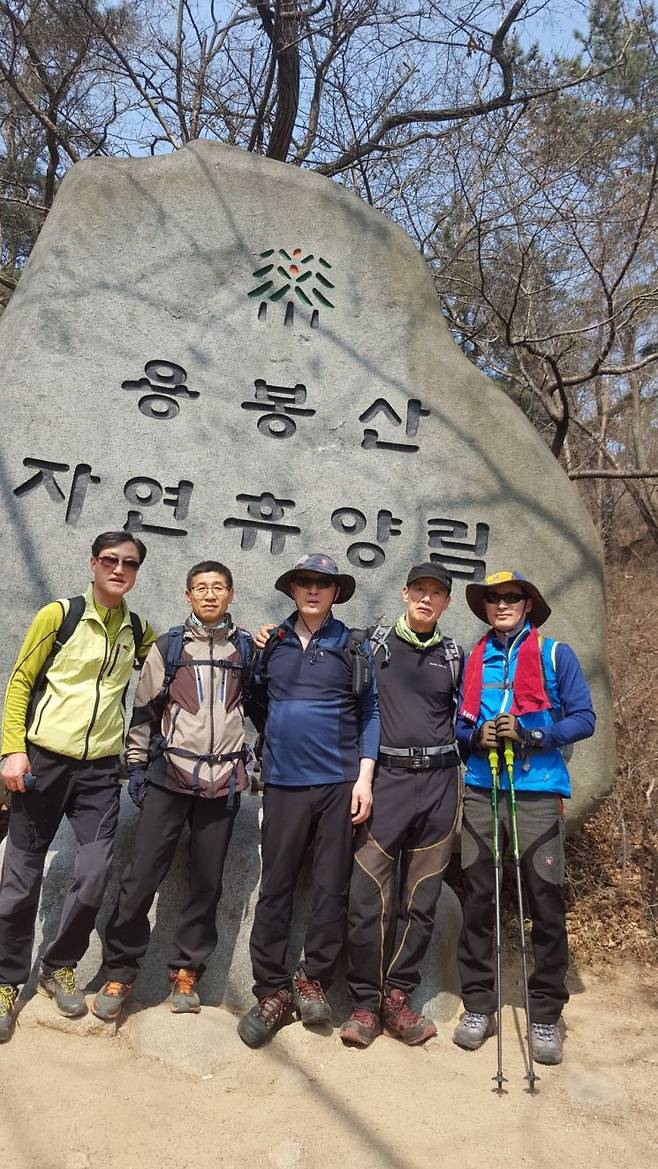 정우철 태림포장 시화공장 공장장(이사, 사진 맨왼쪽)이 2017년 3월 구미공장 재직시절 구미 용봉산을 등반한 뒤 사내 동호회 회원들과 함께 찍은 사진. [사진=정우철 개인소장]