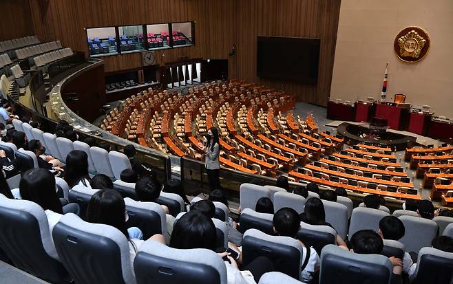 원구성 협상 난항으로 53일 동안 개점 휴업 상태였던 후반기 국회는 지난달 22일 문을 열었다. 사진은 지난 6월 텅빈 여의도 국회 본회의장을 참관 중인 학생들./뉴시스