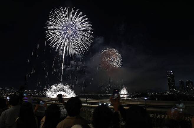 서울세계불꽃축제가 열린 5일 서울 여의도한강공원. /뉴스1