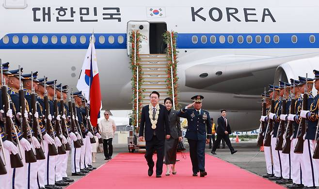 필리핀을 국빈 방문한 윤석열 대통령과 김건희 여사가 6일(현지시각) 필리핀 마닐라 니노이 아키노 국제공항에 도착, 의장대 사열을 받으며 공항을 나서고 있다. /연합뉴스