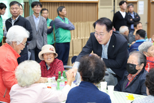 괴산군 감물면경로잔치추진위원회(위원장 안경준)와 감물면분회(분회장 이을영)가 지난 4일 감물초등학교 충민관에서 지역 어르신들과 주민, 초청 인사 등 400여 명이 참석한 가운데 건강아카데미 경로행사를 개최했다. 송인헌 군수가 지역 어르신들에게 인사를 하는 모습   사진=괴산군 제공