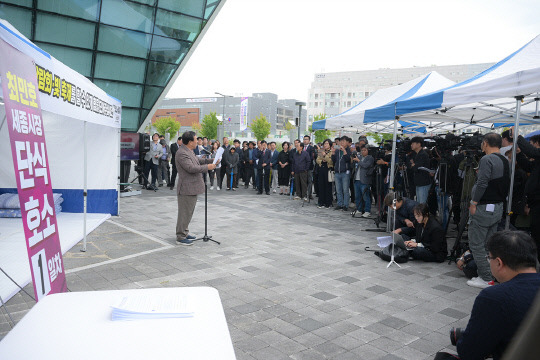 최민호 세종시장이 6일 '2026 국제정원도시박람회'와 '빛축제' 예산안 처리를 촉구하는 단식에 들어가면서 입장문을 읽고 있다. 세종시 제공