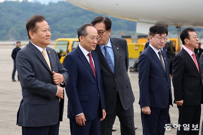 6일 경기도 성남 서울공항에서 동남아 3국(필리핀·싱가포르·라오스) 순방길에 오르는 윤석열 대통령의 환송을 위해 대기중인 정진석 대통령 비서실장이 추경호 국민의힘 원내대표와 대화하고 있다.  2024.10.06 송은석 기자 silverstone@donga.com