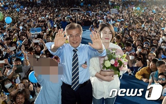 2017년 대선 당시 문재인 전 대통령과 딸 다혜 씨. 뉴스1