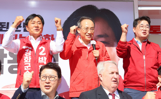 추경호 국민의힘 원내대표가 10·16 재보선 공식 선거운동이 시작된 3일 오후 인천 강화군 수협사거리에서 열린 박용철 강화군수 후보 출정식에서 박 후보의 지지를 호소하고 있다. 연합뉴스