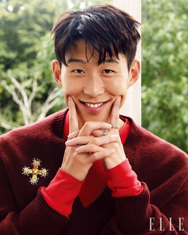 18K 골드에 총 1.18캐럿의 라운드 브릴리언트 컷 다이아몬드로 완성한 ‘쟌 슐럼버제 바이 티파니, 몰타의 크로스 클립’, 플래티넘에 다이아몬드와 사파이어를 세팅한 ‘쟌 슐럼버제 바이 티파니, 식스틴 스톤 링’, 플래티넘과 18K 골드에 라운드 브릴리언트 컷 다이아몬드를 세팅한 ‘쟌 슐럼버제 바이 티파니, 식스틴 스톤 링’은 모두 Tiffany & Co. 레드 컬러 티셔츠와 버건디 니트는 Ferragamo.