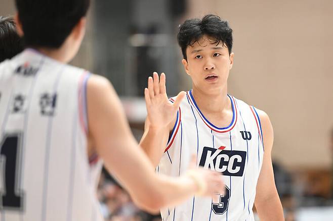 6일 충북 제천체육관에서 열린 2024 디비(DB)손해보험 케이비엘(KBL) 컵대회에 출전한 부산 케이씨씨(KCC)의 허웅. KBL 제공